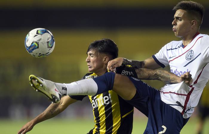 Peñarol y San Lorenzo, el martes, en el Campeón del Siglo. · Foto: Dante Fernández