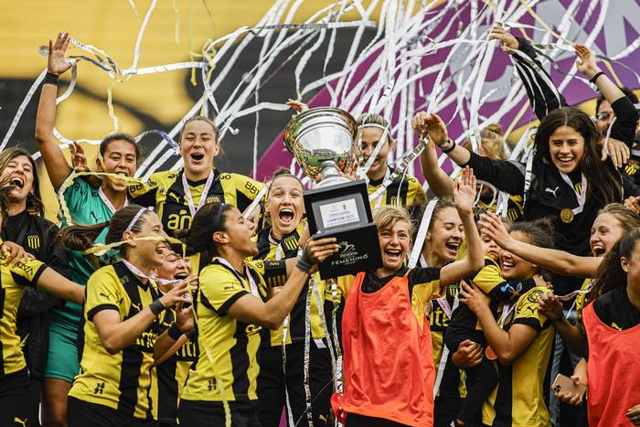 Peñarol campeón del Torneo Clausura Femenino, este domingo, en el Campeón del Siglo. · Foto: Ernesto Ryan