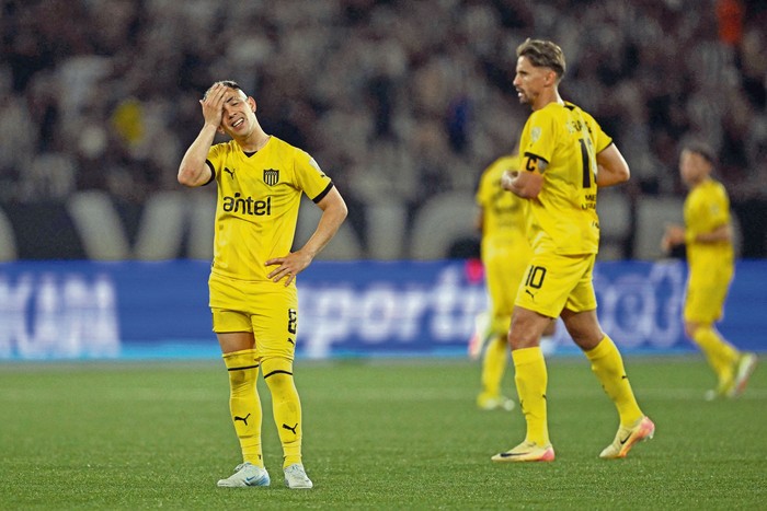 Leonardo Fernández y Gastón Ramírez, de Peñarol, al final del partido, el 23 de octubre, en el estadio Olímpico Nilton Santos en Río de Janeiro, Brasil. · Foto: Diego Ramalho, AFP