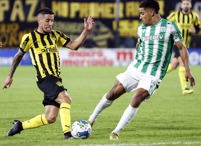 Javier Cabrera, de Peñarol, y Erik De los Santos, de Racing. · Foto: Camilo dos Santos