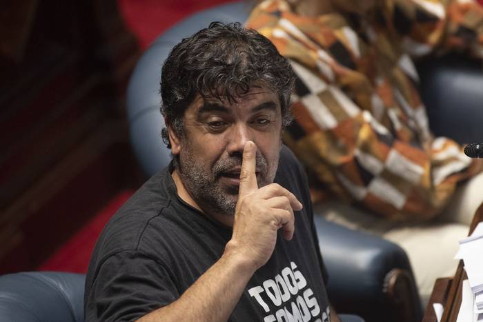 Óscar Andrade durante la sesión del Senado (11.04.2023). · Foto: .