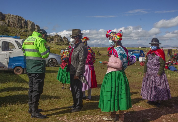 Campesinos quechuas llegan a votar en un colegio electoral en la aldea rural de Capachica, en Puno, Perú.
 · Foto: Juan Carlos Cisneros, AFP