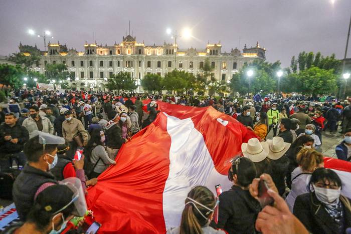 Partidarios de Pedro Castillo, de Perú Libre, durante un acto, este domingo, en el centro de Lima.
 · Foto: Gian Masko, AFP