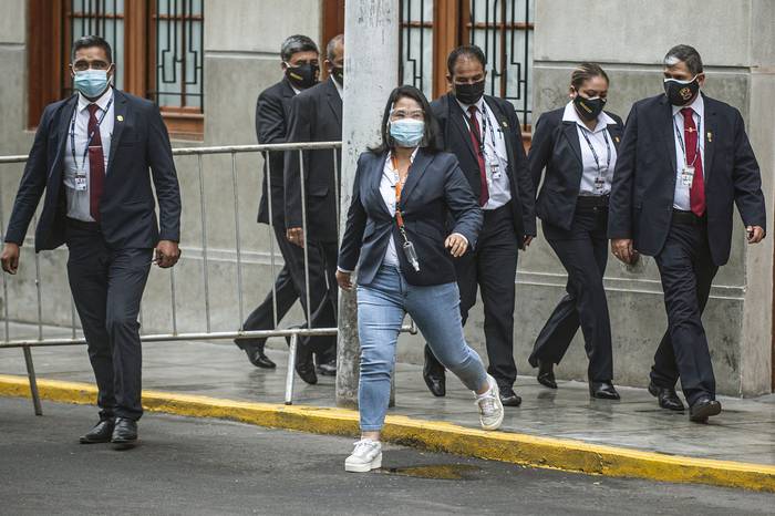 Keiko Fujimori, a su llegada a una audiencia judicial que evaluará una solicitud de prisión preventiva en su contra por sospecha de lavado de activos, ayer, en Lima, Perú.  · Foto: Ernesto Benavides, AFP