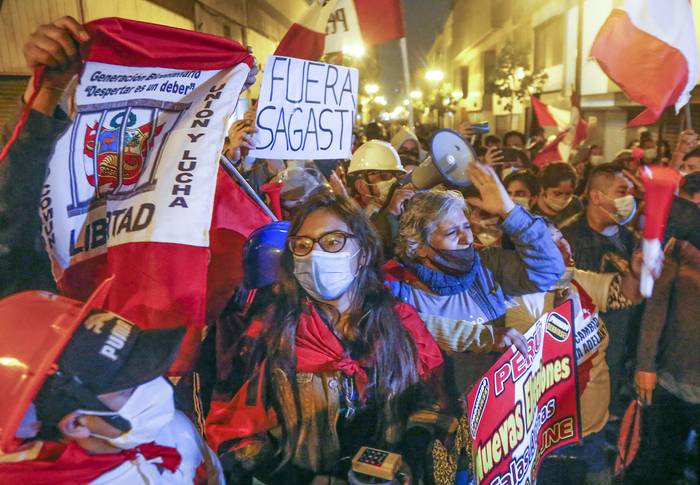 Activistas radicales de derecha exigien la nulidad de las elecciones, el miéscoles, en Lima, Perú. 
 · Foto: Gian Masko, AFP