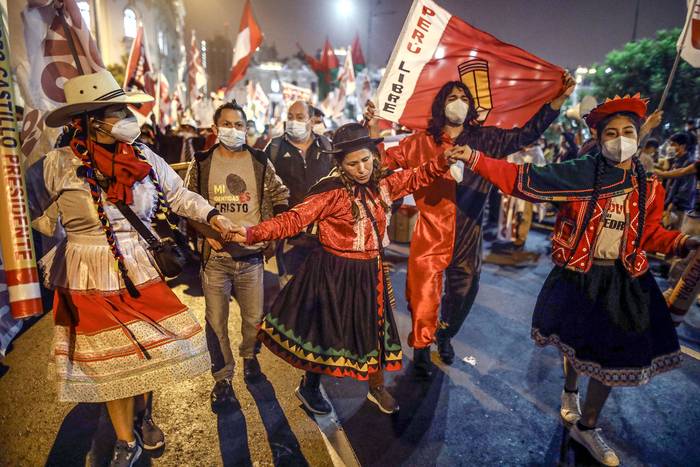 Simpatizantes de Pedro Castillo participan en una movilización, el sábado, Lima, Perú.  · Foto: Efe, Stringer