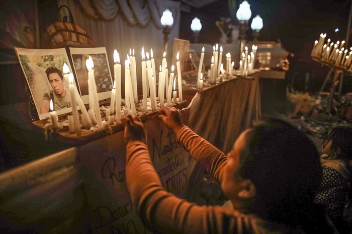 Varias personas participan de un velorio en la madrugada de este miércoles, para recordar las víctimas de un ataque, el pasado lunes, en San Miguel del Este, Perú.  · Foto: EFE, s/d de autor