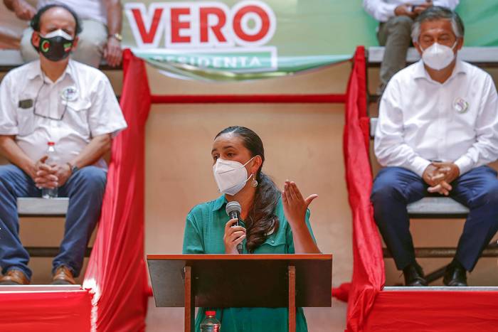 Verónika Mendoza, candidata presidencial de Juntos por el Perú, presenta a los integrantes de su equipo de gobierno, el lunes, en Lima. · Foto: Paolo Aguilar, Efe