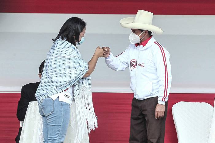 Los candidatos a la presidencia de Perú, Keiko Fujimori, y Pedro Castillo, se saludan antes del debate ayer, en la provincia norteña de Chota, Perú. 
 · Foto: Aldair Mejía, EFE