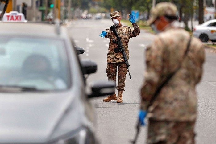 Militares controlan en una calle de Lima, Perú. · Foto: Paolo Aguilar, Efe