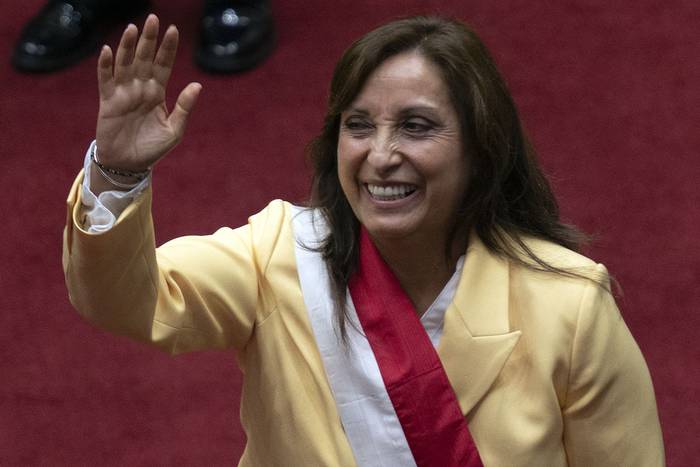 Dina Boluarte saluda a los miembros del Congreso, luego de jurar como nueva presidenta de Perú (07.12.2022). · Foto: Cris Bouroncle, AFP