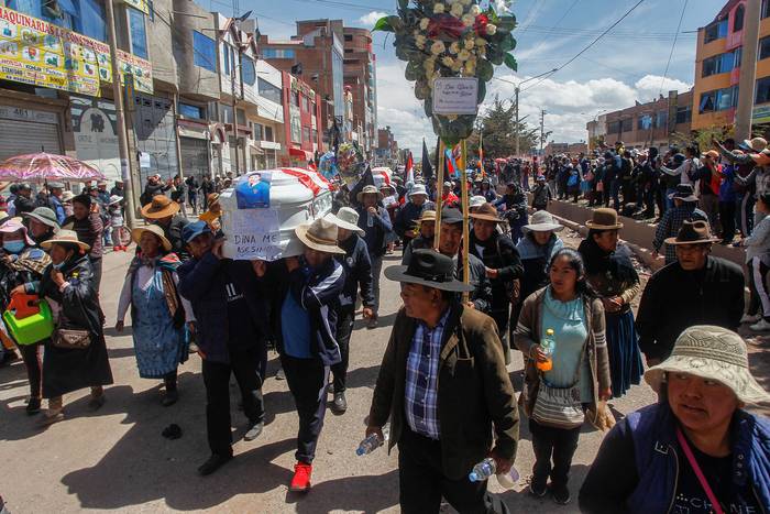 Familiares y amigos de las víctimas de los enfrentamientos con la policía peruana cargan sus ataúdes, este miércoles, en la ciudad andina de Juliaca, al sur de Perú. · Foto: Juan Carlos Cisneros, AFP