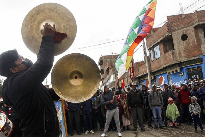 Despedida a los manifestantes que parten hacia Lima para protestar contra el gobierno de la presidenta peruana Dina Boluarte, ayer, en la ciudad de Ilave, Puno. · Foto: Juan Carlos Cisneros, AFP
