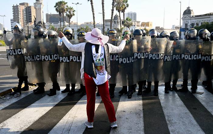 Protesta que exige la renuncia de la presidenta de Perú, Dina Boluarte, ayer, en Lima. · Foto: Ernesto Benavides, AFP