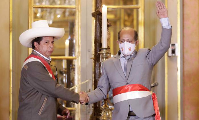 Pedro Castillo, presidente de Perú, y Héctor Valer Pinto, primer ministro, el martes, en Lima, Perú. · Foto: Presidencia del Perú
