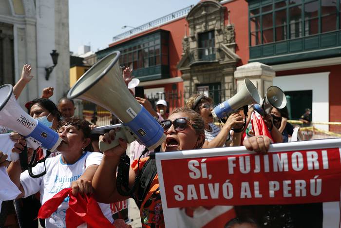 Simpatizantes del expresidente Alberto Fujimori, este jueves, frente al Tribunal Constitucional en Lima, Perú. · Foto: Paolo Aguilar, Efe