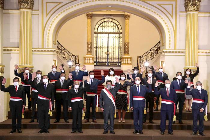 Foto de familia de los miembros del cuarto gabinete del presidente de Perú, Pedro Castillo, la noche del martes, en el Palacio de Gobierno de Lima. · Foto: Presidencia de Perú, EFE