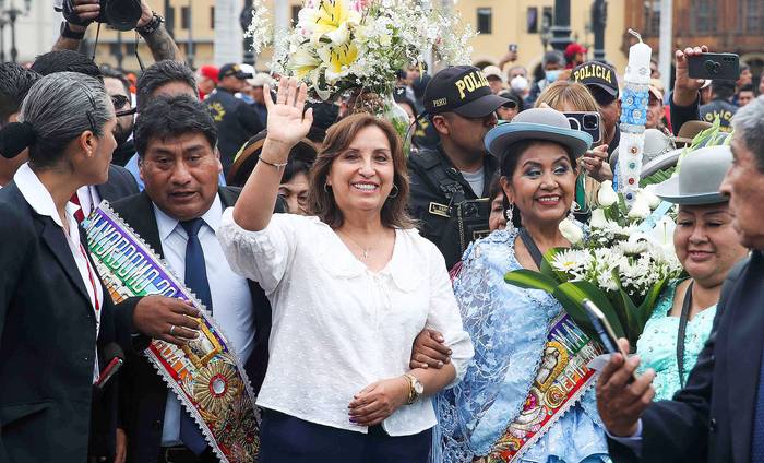 La nueva presidenta de Perú, Dina Boluarte, participa en una procesión de la Virgen de la Inmaculada Concepción de la ciudad de Puno, en la Plaza de Armas de Lima (08.12.2022). · Foto: Paolo Aguilar, Efe