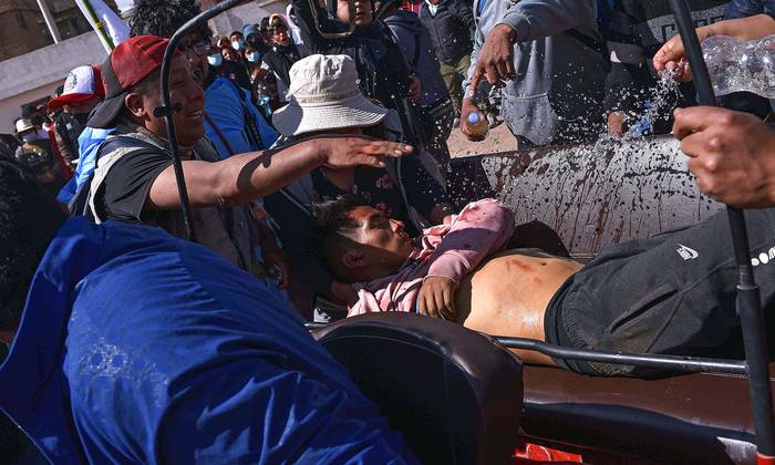 Un herido por los enfrentamientos entre los manifestantes y la policía es trasladado para ser atendido, el lunes, en Juliaca, Perú. · Foto: EFE, s/d de autor