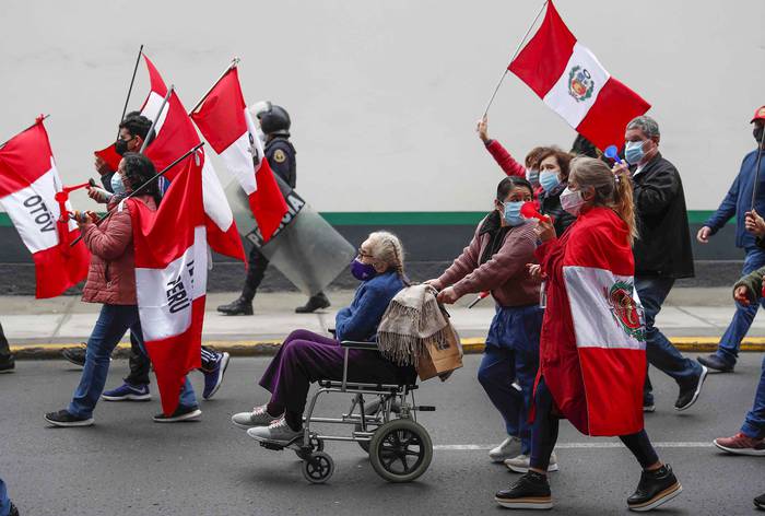 Marcha contra el gobierno del presidente peruano, Pedro Castillo, este lunes, en Lima, Perú. · Foto: Paolo Aguilar, Efe