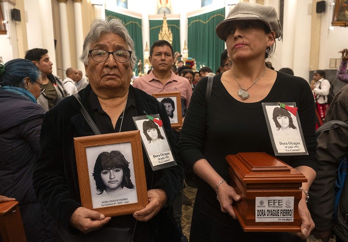 Familiares de cinco estudiantes asesinados por un escuadrón militar durante un allanamiento a un campus universitario hace 31 años asisten a una ceremonia religiosa en su honor el 1 de septiembre de 2023 en Lima. · Foto: Cris Bouroncle, AFP