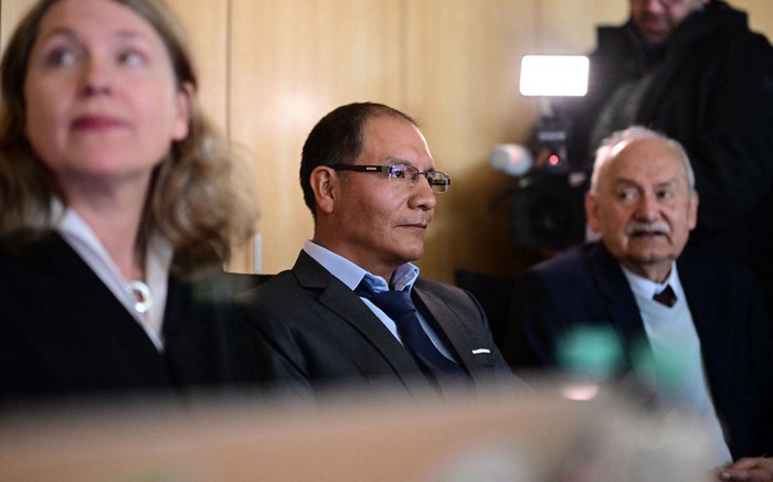 El agricultor peruano Saúl Luciano Lliuya (c), el 17 de marzo, en el tribunal de Hamm, oeste de Alemania. · Foto: Ina Fassbender, AFP