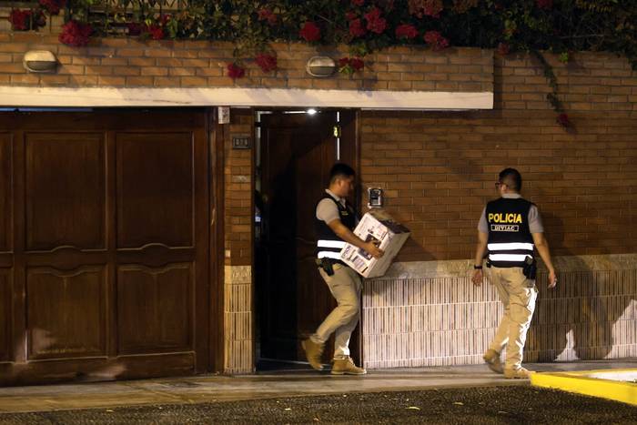Policías durante un allanamiento en la casa de la presidenta Dina Boluarte, el 30 de marzo, en Lima. · Foto: Juan Carlos Cisneros, AFP