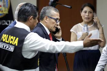 Ollanta Humala al salir de su audiencia de sentencia, el 15 de abril, en un tribunal de Lima. · Foto: Connie France, AFP
