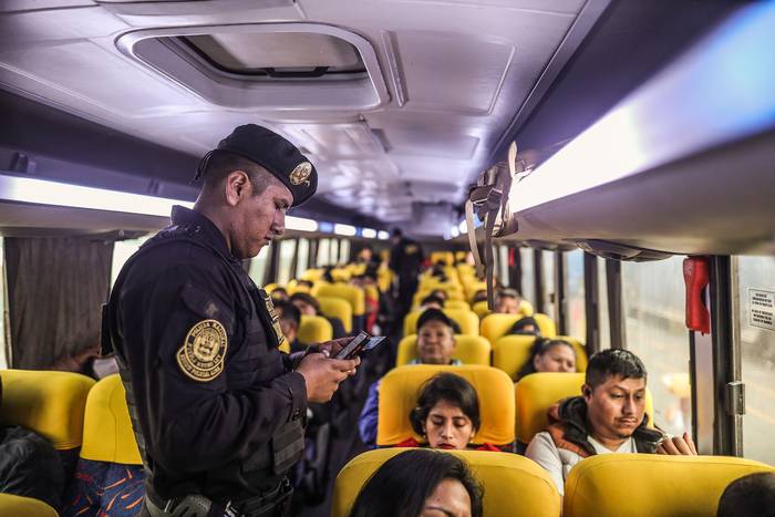 Policías realizan requisas en autobuses en un puesto de control del distrito de Pucusana como parte de las medidas de seguridad previas a la "Toma de Lima". · Foto: Aldair Mejía, EFE