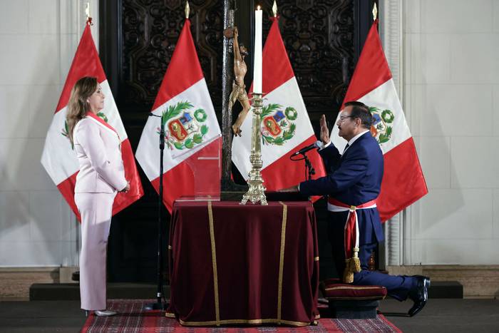 Dina Boluarte, presidenta de Perú, toma juramento a su recién nombrado ministro del Interior, Walter Ortiz, el 1º de abril, en el Palacio de Gobierno, en Lima. · Foto: Presidencia peruana, Luis Iparraguirre, AFP