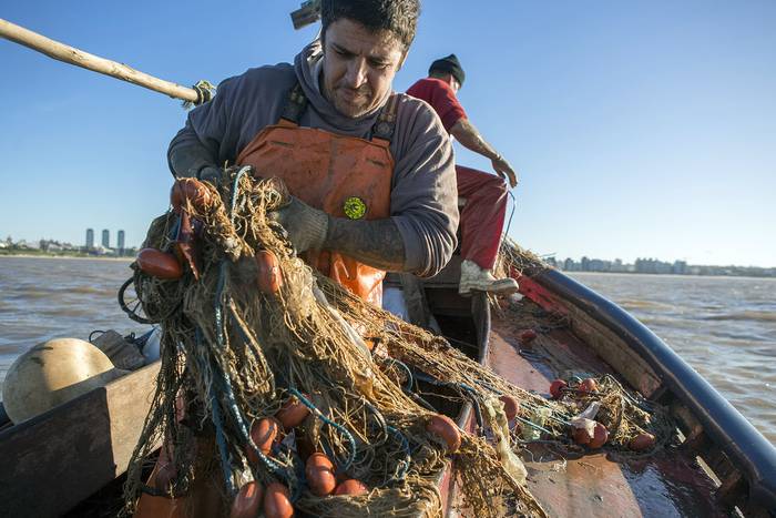 Miguel Ángel González, pescador artesanal, en el puertito del Buceo. · Foto: Ernesto Ryan