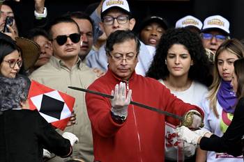 Gustavo Petro con la espada de Simón Bolívar, el 1° de mayo en Bogotá. · Foto: Raúl Arboleda, AFP