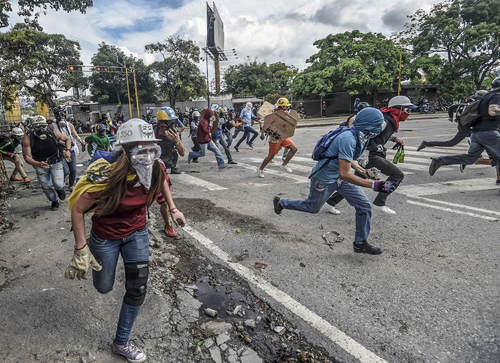 Manifestantes opositores, ayer, en Caracas. / foto: Juan Barreto, afp