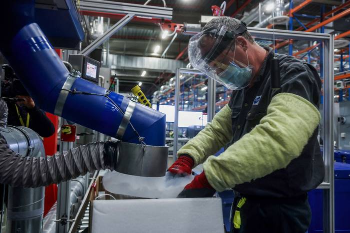Un empleado de Pfizer trabaja en la línea de envasado de la fábrica de la farmacéutica, el lunes, en Puurs, Bélgica.
 · Foto: Kenzo Tribouillard / AFP