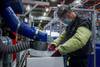 Un empleado de Pfizer trabaja en la línea de envasado de la fábrica de la farmacéutica, el lunes, en Puurs, Bélgica.
Un empleado de Pfizer trabaja en la línea de envasado de la fábrica de la farmacéutica, el lunes, en Puurs, Bélgica.