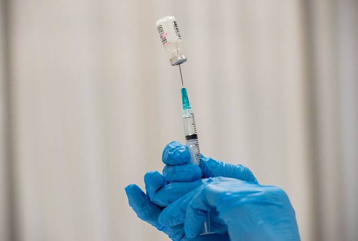 Aplicación de la vacuna contra la covid-19 del laboratorio Pfizer, en Massachusetts (archivo, abril de 2021). · Foto: Joseph Prezioso, AFP