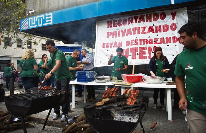 Local comercial de UTE, ocupado por los trabajadores. Foto: Andrés Cuenca