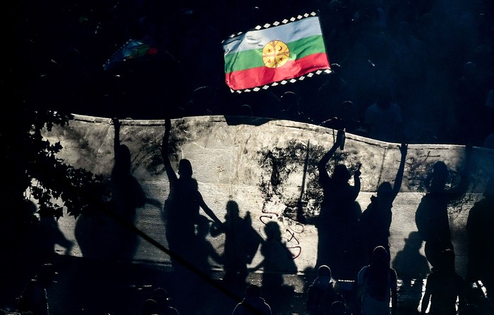 Manifestantes llevan una bandera mapuche durante una marcha, ayer, en Santiago de Chile.  · Foto: Martin Bernetti / AFP