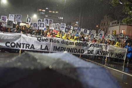 24a Marcha del Silencio, el 20 de mayo, por la avenida 18 de julio.
· Foto: Ricardo Antúnez 24a Marcha del Silencio, el 20 de mayo, por la avenida 18 de julio.
· Foto: Ricardo Antúnez