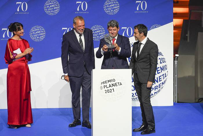 Los ganadores del Premio Planeta 2021, Jorge Díaz, Antonio Mercero y Agustín Martínez reciben el trofeo por su novela La Bestia, el viernes en Barcelona. · Foto: Josep Lago, AFP
