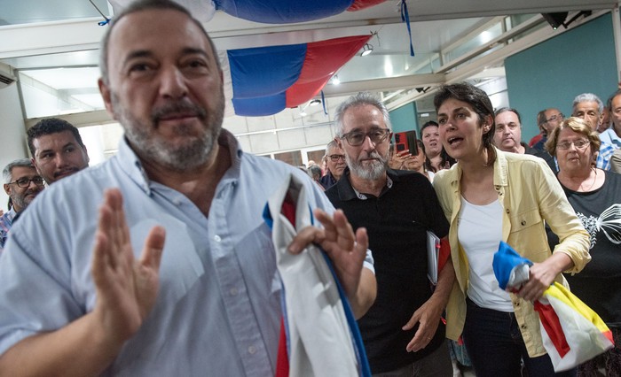 Mario Bergara, Salvador Schelotto y Verónica Piñeiro, el 10 de febrero, en La Huella de Seregni. · Foto: Gianni Schiaffarino