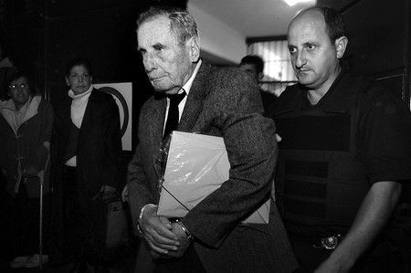 Gregorio Álvarez, ayer, cuando era retirado del Juzgado de Misiones. · Foto: Pablo Nogueira Gregorio Álvarez, ayer, cuando era retirado del Juzgado de Misiones. · Foto: Pablo Nogueira