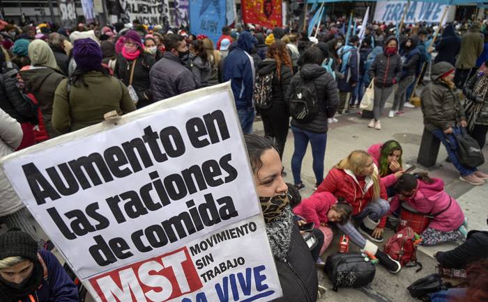 Marcha movimientos sociales solicitando ayuda para los sectores pobres, 18 de junio, frente al edificio del Ministerio de Salud y Desarrollo Social en Buenos Aires. · Foto: Juan Mambromata, AFP