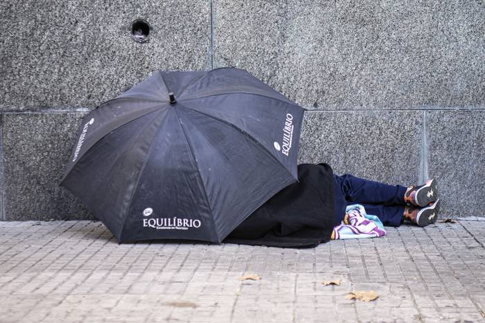 Persona en situación de calle, en el Centro de Montevideo (archivo, abril de 2022). · Foto: Ernesto Ryan