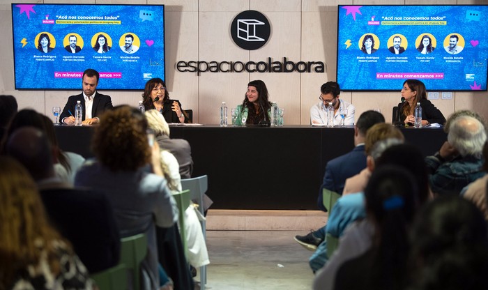 Agustín Iturralde, Blanca Rodríguez, Tamara García, Nicolás Batalla y Paula Scorza, en "Diálogo sobre polarización política", el 18 de setiembre, en el Espacio Colabora. · Foto: Gianni Schiaffarino