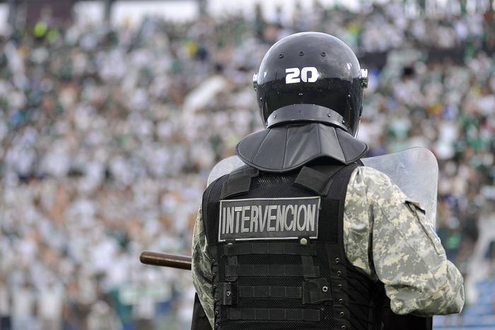 Policía en el estadio Centenario (archivo, diciembre de 2021). · Foto: Federico Gutiérrez