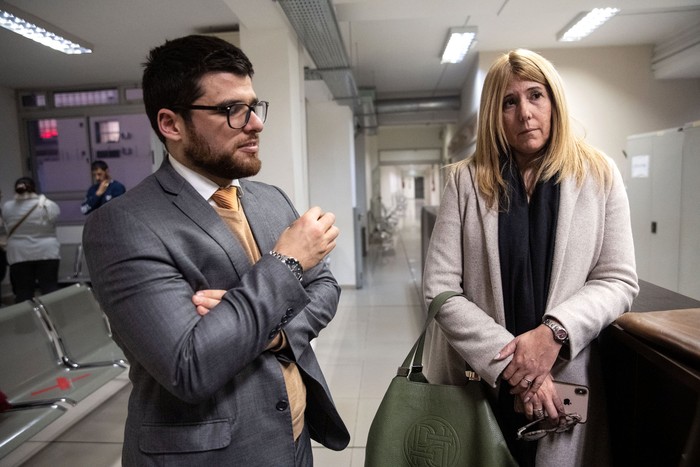 Pablo Pisciottano, y Yenifer Izquierdo, abogados de Fabricio Ríos, el 27 de julio, en el Juzgado. · Foto: Mara Quintero