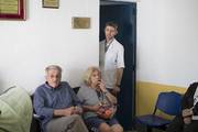 El médico Julio Laborde y pacientes en la policlínica Manuel Liberoff. Foto: Pablo Vignali