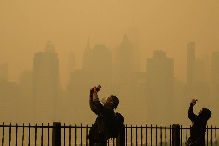 Humo en la ciudad de Nueva York por los incendios en Canadá, el 7 de junio. · Foto: Angela Weiss, AFP