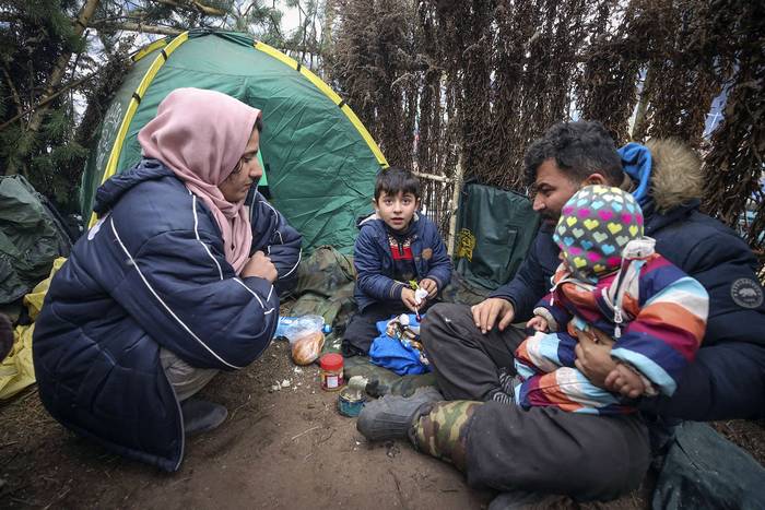 Campamento de migrantes cerca de la frontera bielorruso-polaca, el sábado, en la región de Grodno. · Foto: Leonid Shcheglov, Belta, AFP